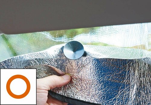 吸盤の吸着力はそこそこあり 車用サンシェードおすすめ イメージ