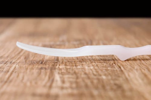 絶妙なしなりで底まですくえるかわいいピンクのシリコンヘラ イメージ5