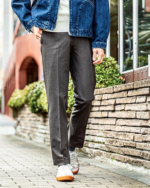 細見せ効果のあるテーパードシルエット メンズスラックスおすすめ イメージ2