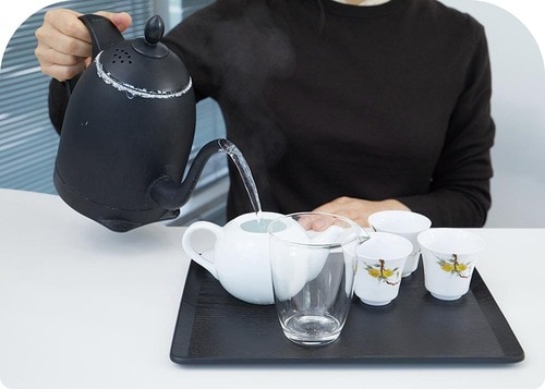 手順1：空のポットにお湯を注ぐ イメージ