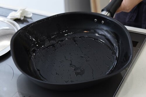 やっぱり蓋付きは超便利！ 佐藤商事 柳宗理 鉄フライパン マグマプレート 蓋付 25cm 鉄フライパンおすすめ イメージ4
