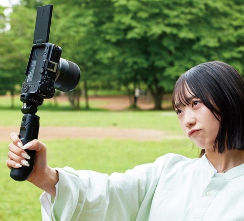 <ここは改善に期待!>縦位置撮影時の液晶の位置に不満 キヤノン「EOS R50V」おすすめ イメージ2