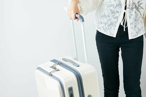 コツ2：キャリーバーで持ち上げない スーツケースおすすめ イメージ