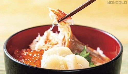 カニ缶っぽい海鮮丼が多いなかで、これはしっかりカニのほぐし身! マルナカイチ「杉山水産 根室海鮮丼」おすすめ イメージ