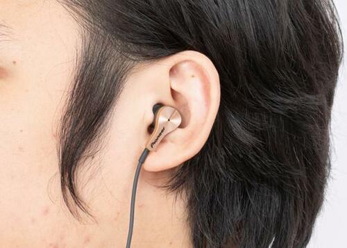 有線イヤホン派なら臨場感を楽しめるRAYZ Plus イメージ2