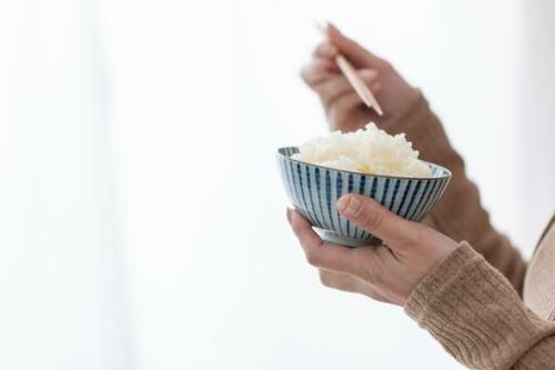 白ごはんを食べている人のイメージ画像