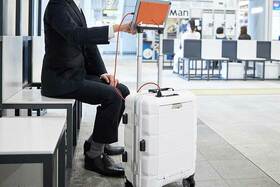 LiF Globel「スマホスタンド付き多機能スーツケース」はUSBポート付きで出張のお供におすすめのイメージ