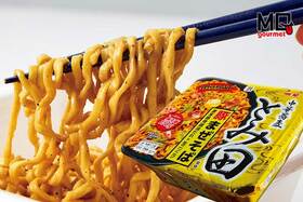 【カップ麺】罪深き夜中の空腹に。こってり極太麺とガツンとニンニクの背徳感が最高  (MONOQLO)