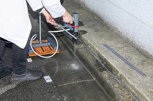 道路脇の汚れが溜まったコンクリートで洗浄力テスト ハンディ高圧洗浄機おすすめ イメージ
