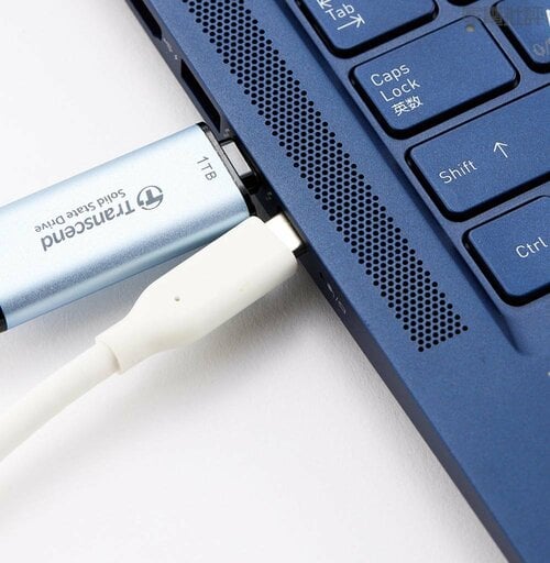 USB-Cの間隔とボリュームキーが残念…… モバイルプロジェクターおすすめ イメージ