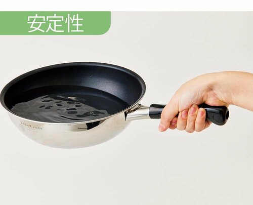 ビタクラフト「カーペンター ウォックパン 24cm」を手に持っている様子