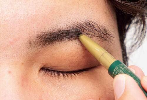 メンズアイブロウを使う男性