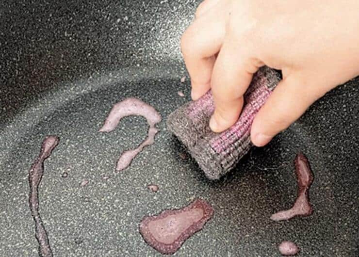 フライパンのコゲが即ピカ！ 1個19円のスチールウール「ボンスター」の実力は？｜『MONOQLO』が試しました