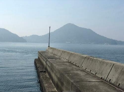 手軽に堤防や磯場などから釣ることができる エギングロッドおすすめ イメージ