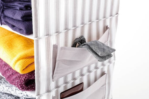 収納スペースが多いのが魅力畳んだ衣類は吊るして収納 イメージ