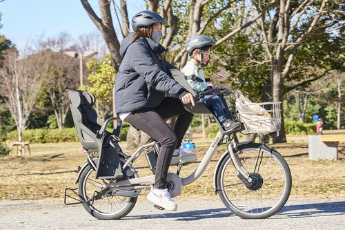 チャイルドシート(前)の重心が安定しているので、走行中にブレにくい 電動アシスト自転車おすすめ イメージ