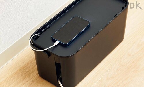感動ポイント：平らなフタの上にスマホが置ける LDKベストバイケーブルボックスおすすめ イメージ