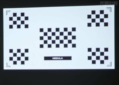 検証3:使いやすさ編 スマホでも操作可能な上、自動補正機能で移動時もすぐ使えます モバイルプロジェクターおすすめ イメージ