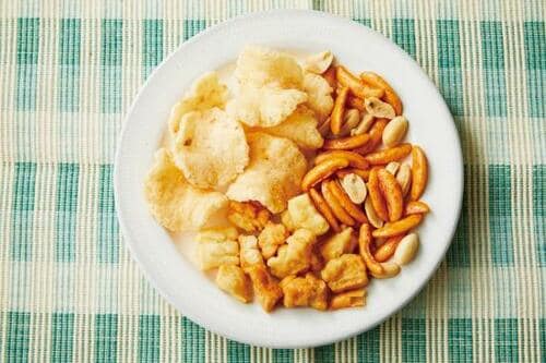 漬物の味がする！ 「いぶりがっこオカキ」 イメージ2