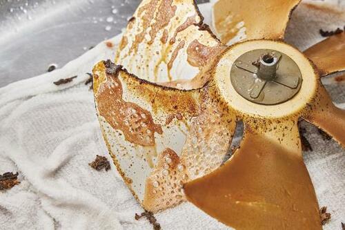 3：お湯で絞ったクロスに洗剤をかける イメージ