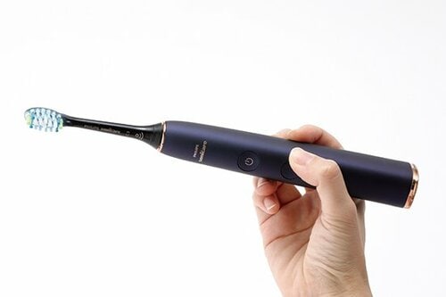 実は電動歯ブラシだけでは歯間部のプラークまでは取れません