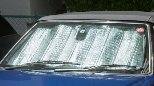 2倍の空気層で防ぐ、定番の車内設置タイプ メルテック「フロントサンシェード キルトシェード」