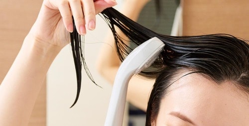 シャンプー前の予洗いで頭皮の汚れの7割は落とせる シャンプーブラシおすすめ イメージ