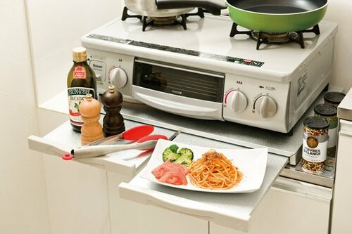 調理済みの皿を一時置きできる作業台をレンジ下に増設できます