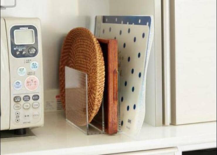 取り出しやすい＆見た目キレイ！ トレーが美しく収納できる“仕切りスタンド”活用術＆おすすめ4選｜テストする女性誌『LDK』が伝授！