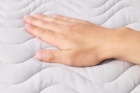 【冷感敷きパッドが超助かる】寝転がったら即ひんやり！ふかふか系で心地よくてコレ最高☺️｜Amazonプライムデー