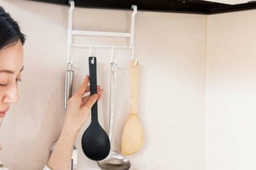 調理ツールはレンジフードに引っ掛ければノールックで掴める イメージ