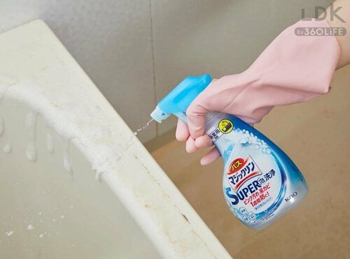 STEP1：洗剤をたっぷりかけて10分置く お風呂掃除用洗剤おすすめ イメージ