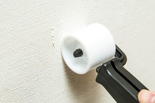 壁紙のはがれは専用のりとローラー補修穴がわからないほど完璧に