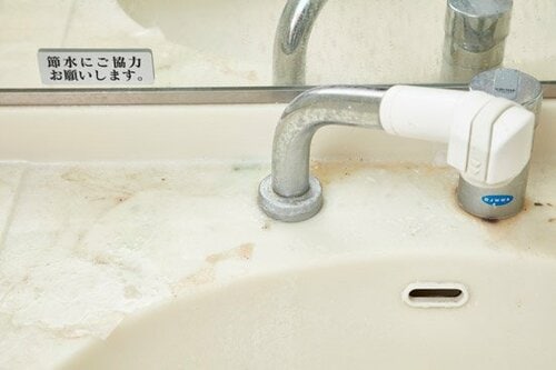 スポンジでこすってもカルキには歯が立ちません!