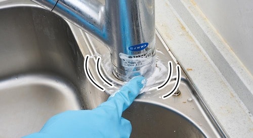 ステップ3:水垢の付着が多い部分は指で塗りつける イメージ