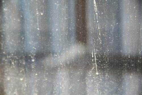 掃除上級者でないと難しい? きれいに拭くにはコツがいる窓拭き イメージ