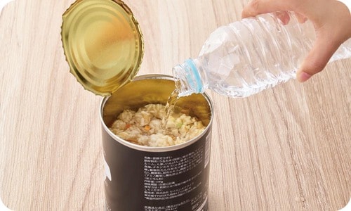 2:水を入れて混ぜ10分待つ 非常食おすすめ イメージ