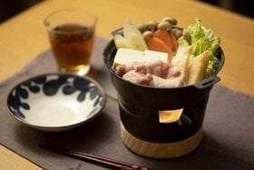 旅館みたいで気分もアガる!! 火をつけて5分で完成する「ひとり用鉄なべ」｜『MONOQLO』がテスト