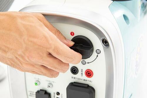 使い方:スターターを勢いよく引いて発電開始 イメージ3