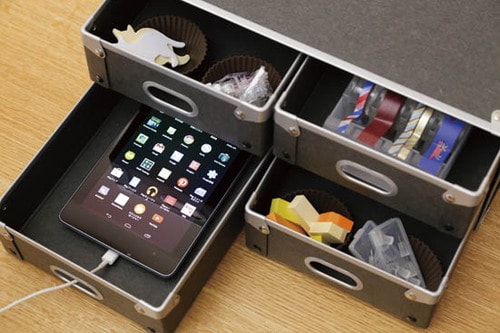 【アイデア9】充電中タブレットはそのまま引き出しにイン!
