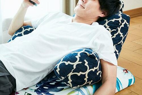 「フラッティ」とあわせて使いたい 絶妙な形のサポートクッション イメージ