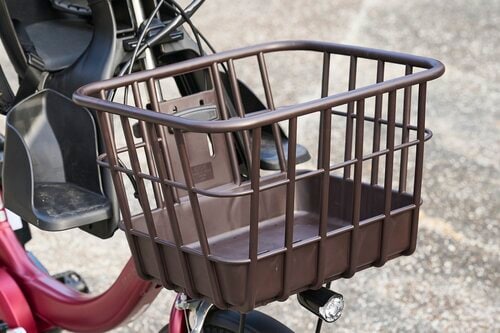 フロントバスケットは板状で物が落ちにくい 電動アシスト自転車おすすめ イメージ