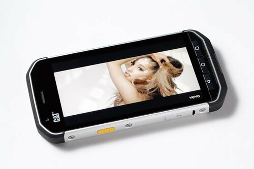9位: 普段使いには難しい超アウトドア派スマホ