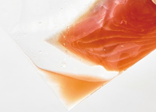 フリーザーバッグに入れた食材からドリップが出ている画像