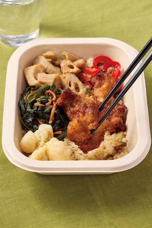 唐揚げも副菜も辛いものづくしでビールが飲みたくなる 宅配弁当・宅食サービスおすすめ イメージ2