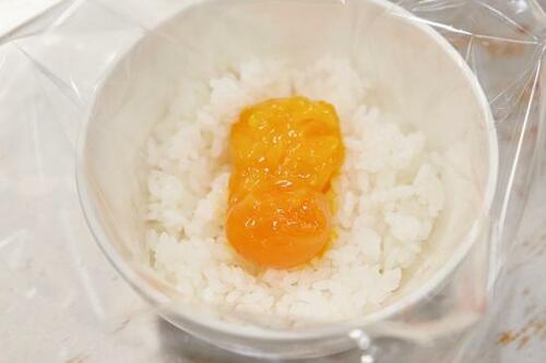 1:フィルム袋にご飯半分と卵黄を入れ、残りのご飯でフタをする