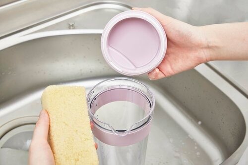 手にフィットして蓋があけやすい 横置きできる冷水筒おすすめ イメージ3