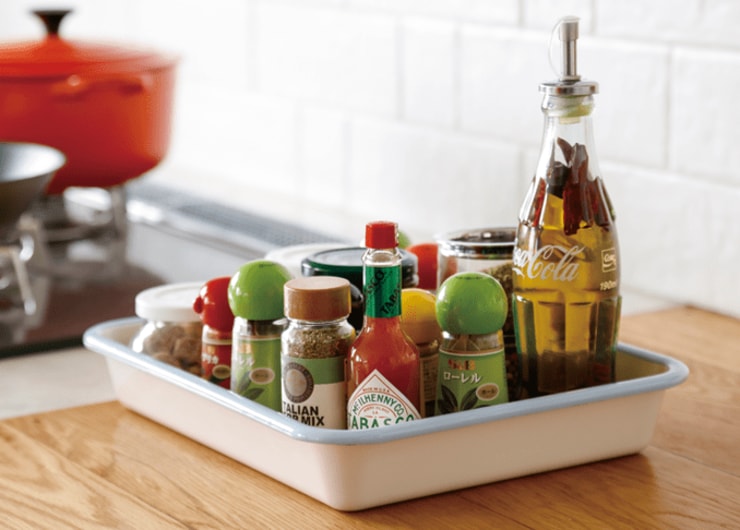 今使っているそれ！ ホーローに替えるだけで<br />キッチンの生活感がゼロになります！