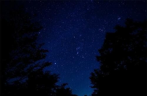 焚き火が消えたら真っ暗闇キャンプの夜ってめっちゃ怖い… イメージ