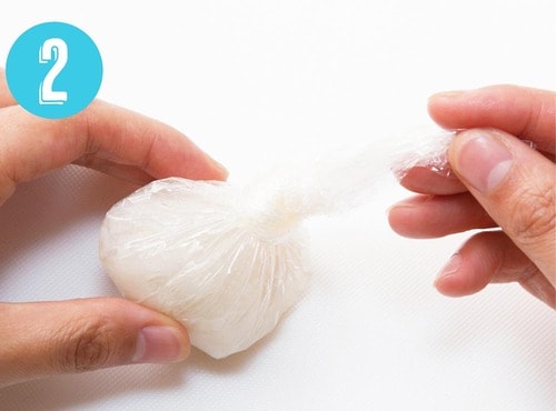 STEP2:ラップで茶巾包みにする 野菜の冷凍保存方法おすすめ イメージ